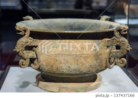 Ancient Chinese bronze vessel (Ding) exhibited in Luoyang museum in Henan province, China Ancient Chinese bronze vessel (Ding) exhibited in Luoyang museum in Henan province, China 137437166