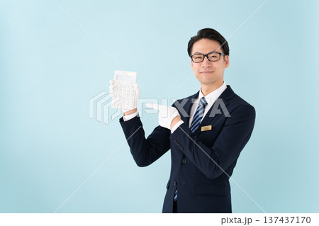 白手袋で計算機を持つ男性 137437170