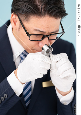 鑑定をする男性 137437176