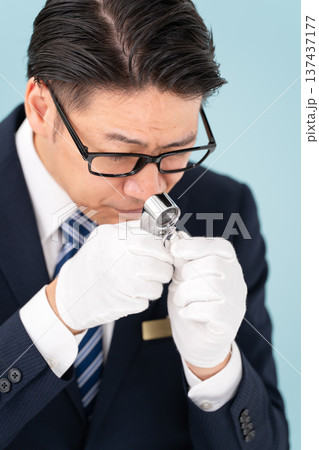 鑑定をする男性 137437177