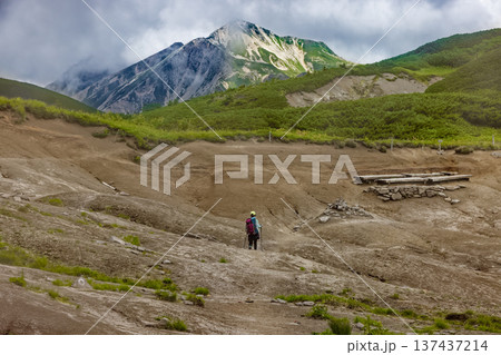 北アルプス・弓折岳稜線を行く登山者と雲湧く鷲羽岳 北アルプス・弓折岳稜線を行く登山者と雲湧く鷲羽岳 137437214