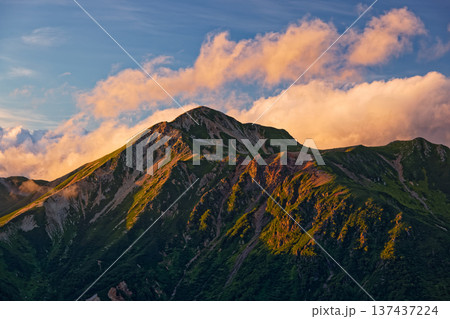 北アルプス・双六小屋から見る夕照の鷲羽岳 137437224