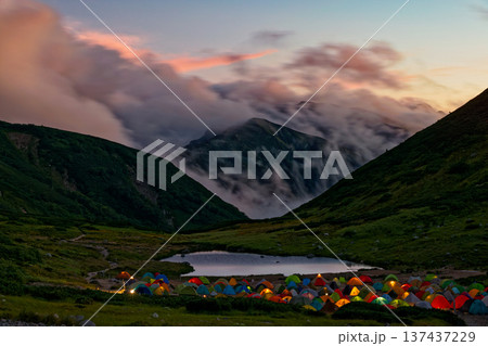 残照の山並みと北アルプス・双六小屋テント場 137437229