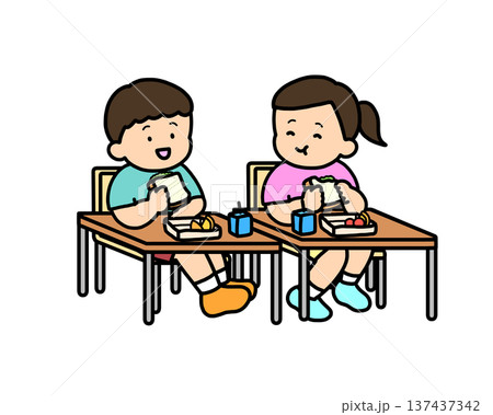 教室でサンドイッチを食べる二人の子供 137437342