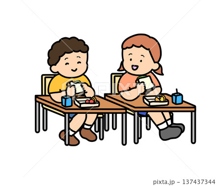 教室でサンドイッチを食べる二人の子供 教室でサンドイッチを食べる二人の子供 137437344