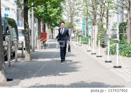 若い男性 ビジネス 走る 若い男性 ビジネス 走る 137437402