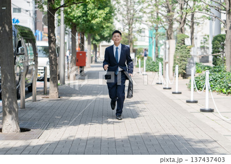 若い男性　ビジネス　走る 137437403