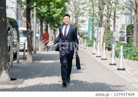 若い男性　ビジネス　走る 137437404