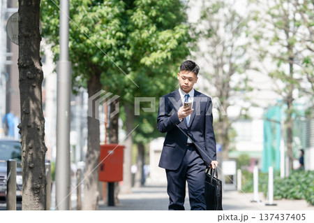 若い男性　ビジネス　スマホ 137437405