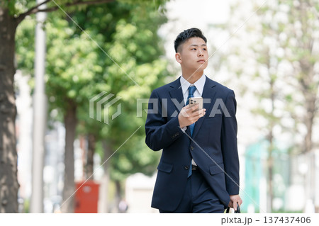 若い男性　ビジネス　スマホ 137437406