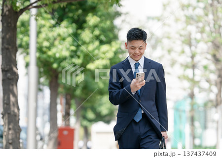 若い男性 ビジネス スマホ 若い男性 ビジネス スマホ 137437409