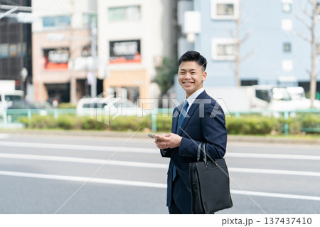 若い男性 ビジネス スマホ 若い男性 ビジネス スマホ 137437410