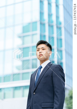 若い男性　ビジネス　ポートレート 137437414
