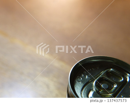 缶コーヒーのプルタブ部分のアップ写真 137437573