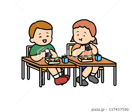 教室でおにぎりを食べる二人の子供 137437590