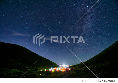 北アルプス・双六小屋テント場の夜景と北天の星空 137437608