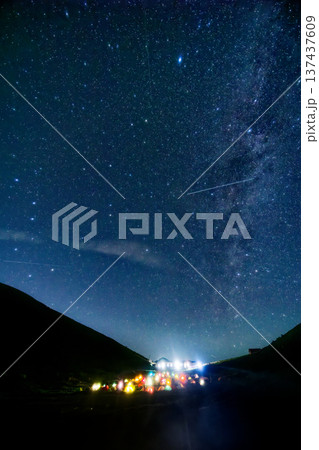 北アルプス・双六小屋テント場の夜景と北天の星空 137437609