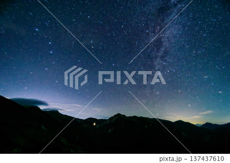 北アルプス・双六小屋から見る北天の星空と鷲羽岳 137437610