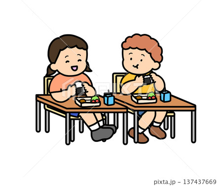 教室でおにぎりを食べる二人の子供 教室でおにぎりを食べる二人の子供 137437669