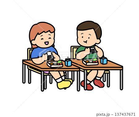 教室でおにぎりを食べる二人の子供 教室でおにぎりを食べる二人の子供 137437671