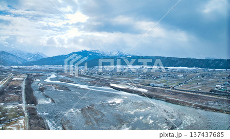 日本の富山県東部を流れる黒部川にかかる権蔵橋周辺から見る黒部川扇状地の様子 日本の富山県東部を流れる黒部川にかかる権蔵橋周辺から見る黒部川扇状地の様子 137437685