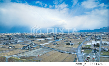 日本の富山県東部を流れる黒部川にかかる権蔵橋周辺から見る黒部川扇状地の様子 137437690