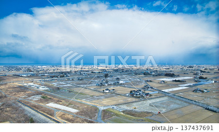 日本の富山県東部を流れる黒部川にかかる権蔵橋周辺から見る黒部川扇状地の様子 137437691