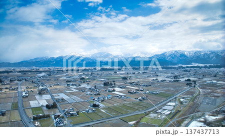 日本の富山県東部を流れる黒部川にかかる権蔵橋周辺から見る黒部川扇状地の様子 日本の富山県東部を流れる黒部川にかかる権蔵橋周辺から見る黒部川扇状地の様子 137437713
