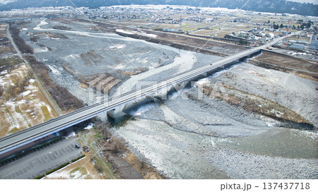 日本の富山県東部を流れる黒部川にかかる権蔵橋周辺から見る黒部川扇状地の様子 日本の富山県東部を流れる黒部川にかかる権蔵橋周辺から見る黒部川扇状地の様子 137437718
