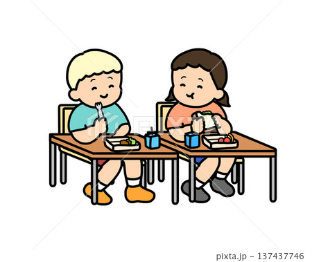 教室で仲良くランチをする二人の子供 137437746