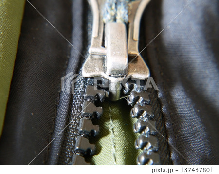 ファスナーのアップ写真 137437801