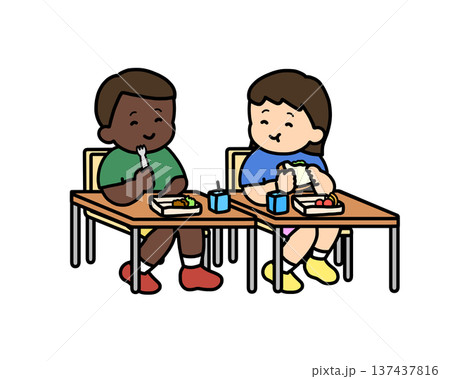 教室で仲良くランチをする二人の子供 137437816