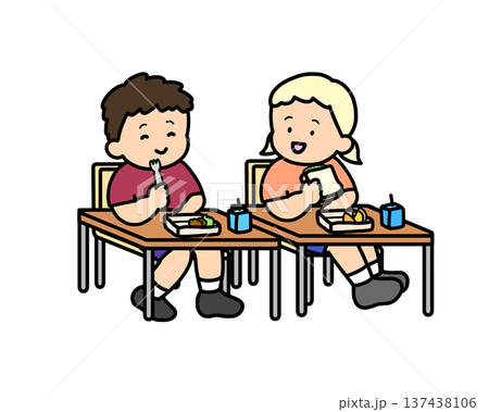 教室で仲良くランチをする二人の子供 137438106