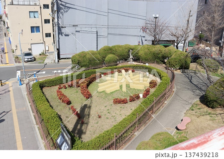 堺市堺区安井町交差点の安井町公園の花飾り、堺市のマーク 堺市堺区安井町交差点の安井町公園の花飾り、堺市のマーク 137439218