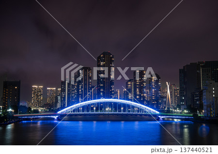 隅田川大橋から見る永代橋と高層ビル群の夜景 隅田川大橋から見る永代橋と高層ビル群の夜景 137440521