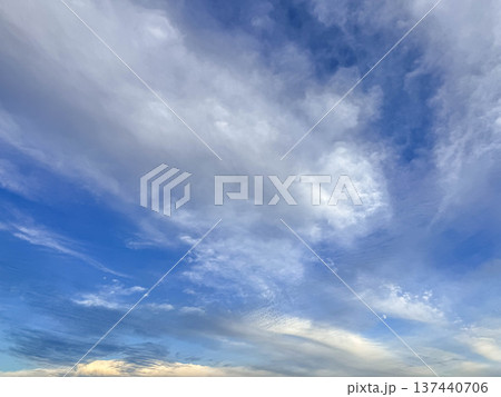 秋の空に浮かぶ巻雲 137440706