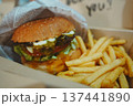 ボリューム満点なビッグチーズバーガー 137441890