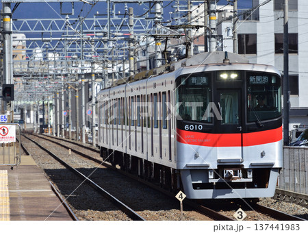手柄駅に到着する山陽電車 6000系 手柄駅に到着する山陽電車 6000系 137441983