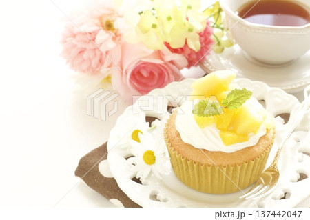 マンゴーカップケーキと紅茶 マンゴーカップケーキと紅茶 137442047