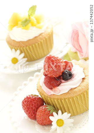マンゴーカップケーキとイチゴカップケーキ 137442052