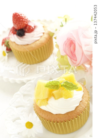 マンゴーカップケーキとイチゴカップケーキ 137442053