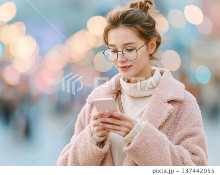 冬の街でスマートフォンを見る女性のライフスタイル 冬の街でスマートフォンを見る女性のライフスタイル 137442055