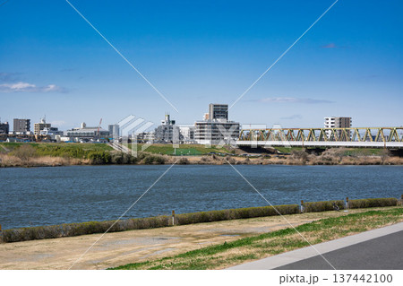 青空が広がる江戸川と河川敷 137442100