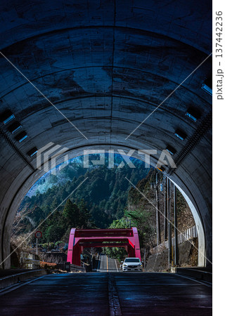 トンネルからの景色 トンネルからの景色 137442236