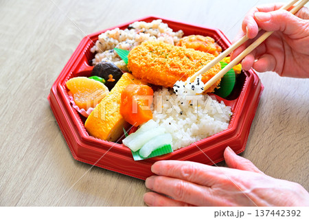 お弁当を食べる手元 お弁当を食べる手元 137442392