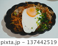 家庭で出てくる美味しそうな焼きそば 137442519