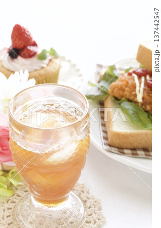 フライドチキンサンドイッチとイチゴカップケーキ フライドチキンサンドイッチとイチゴカップケーキ 137442547