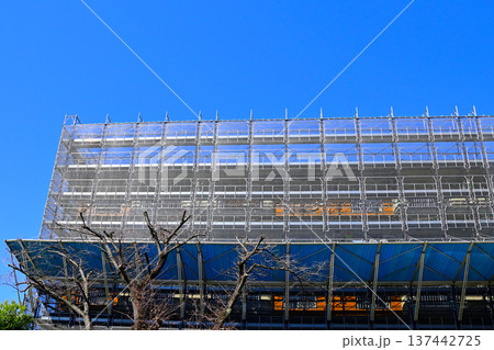 建設中のマンション建設現場のある都市風景 建設中のマンション建設現場のある都市風景 137442725