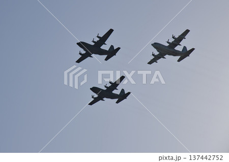 C-130による編隊飛行 C-130による編隊飛行 137442752