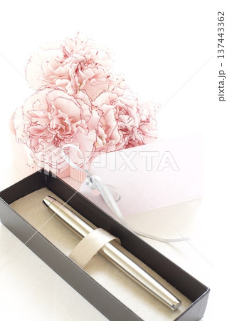 カーネーションの花束と筆記用具の贈り物 137443362